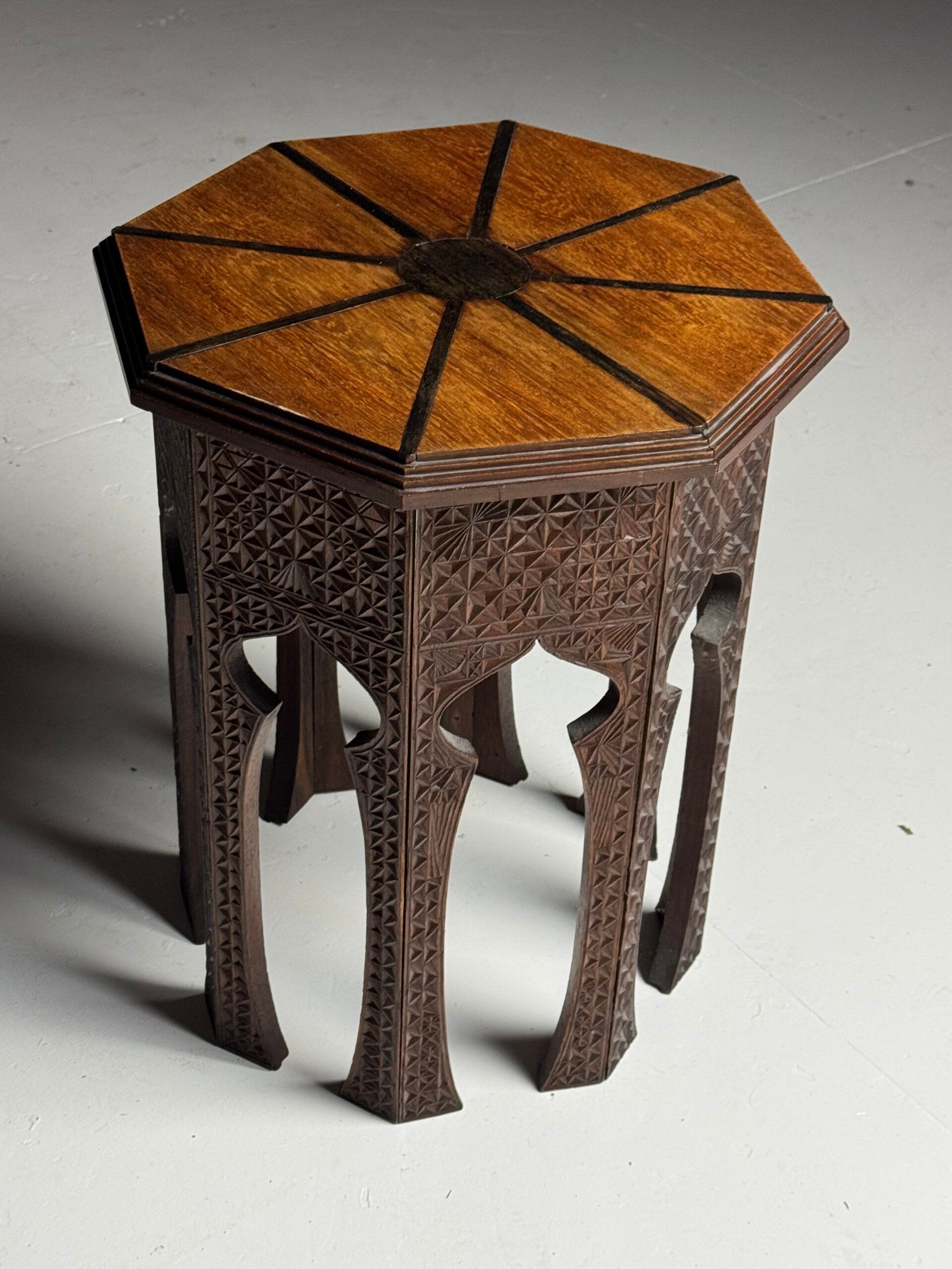 Table d'appoint anglo-indienne vers 1900