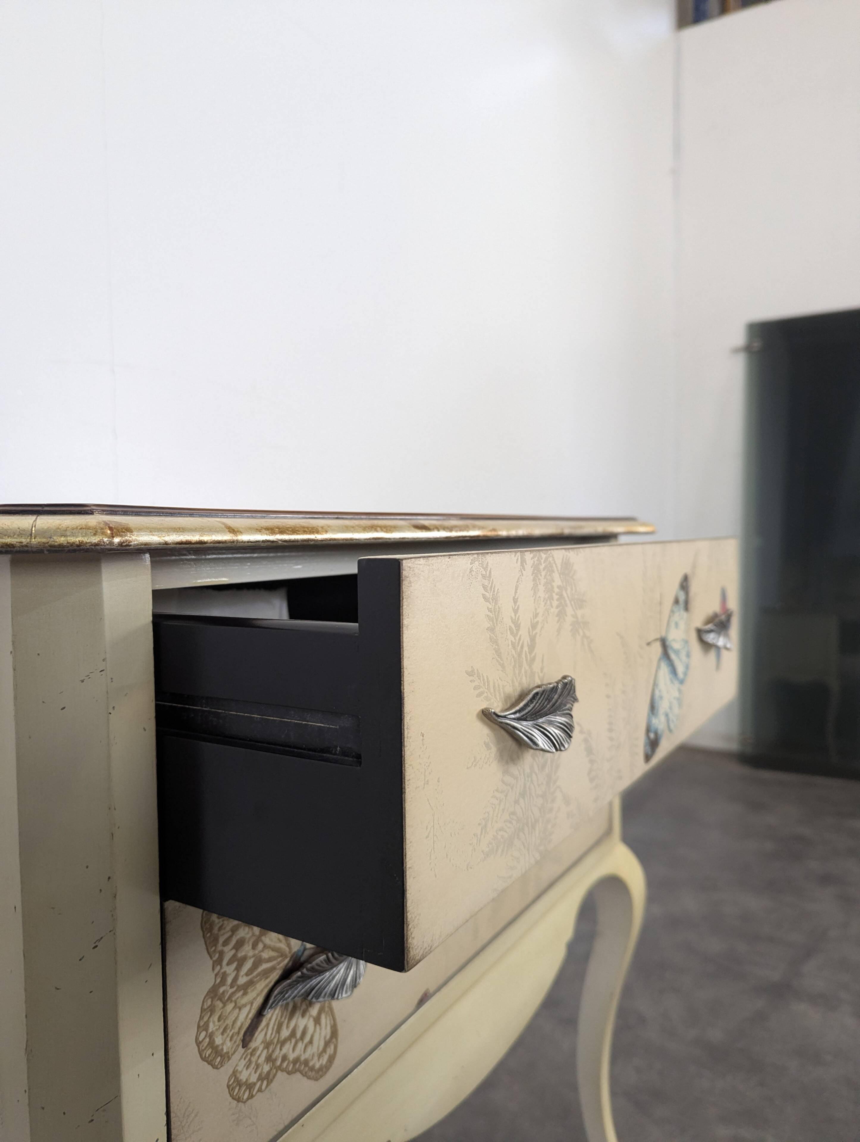 Commode Grange laquée à motif de papillons