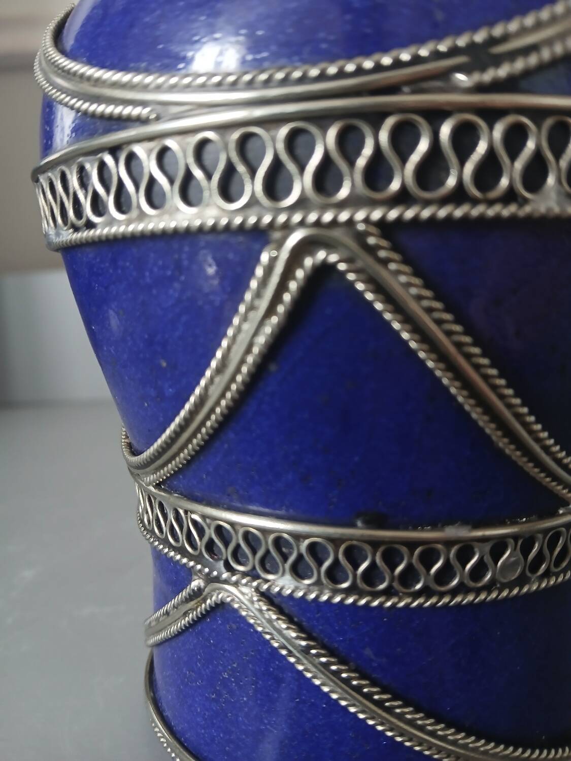 Petit vase marocain bleu cobalt1960 avec filigrane en argent travail a
