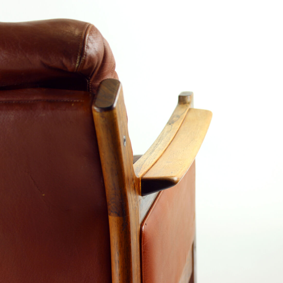 Fauteuil mid century en cuir de cognac et bois de rose massif, 1970s