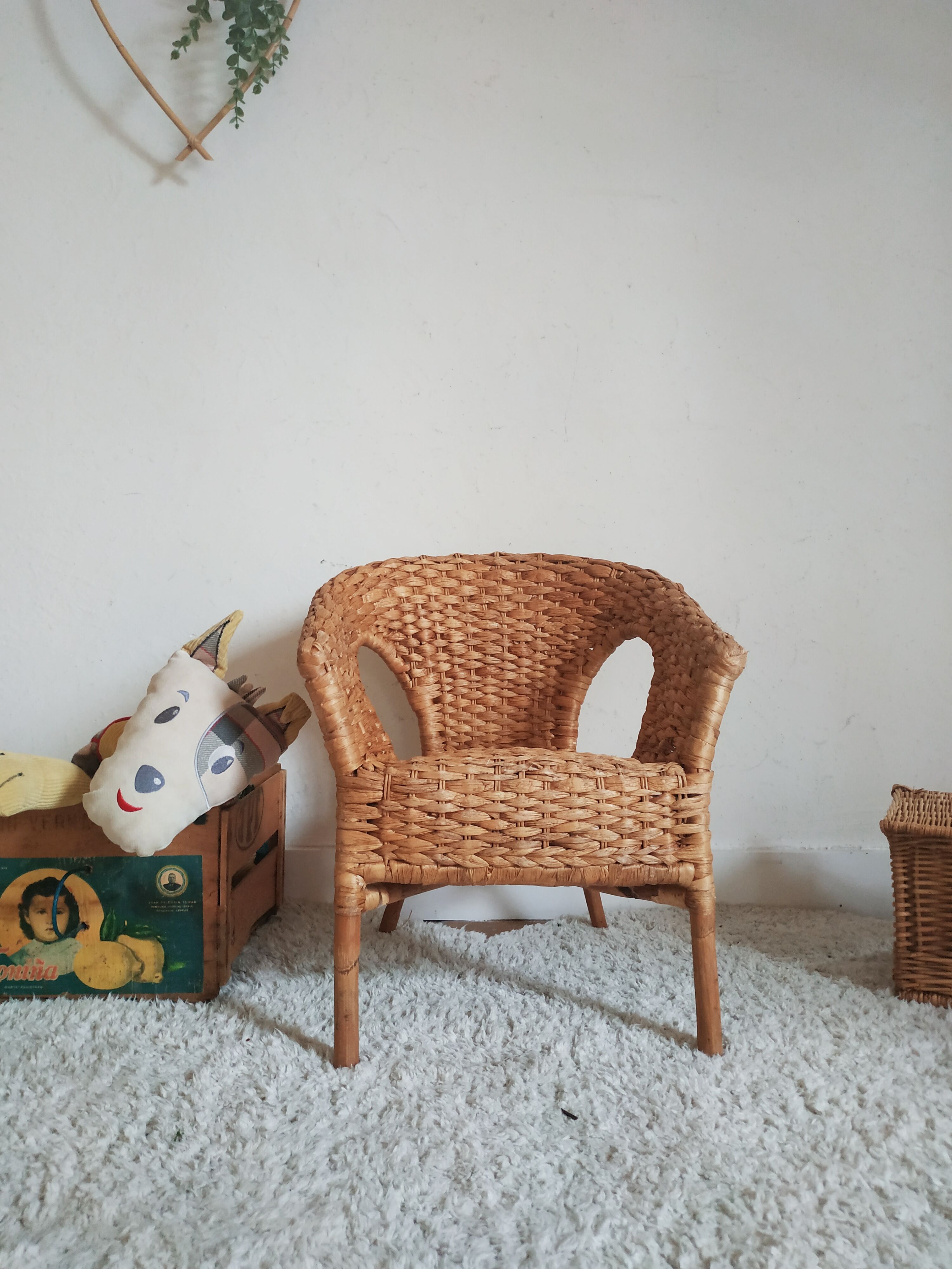 Children's chair in natural fibers