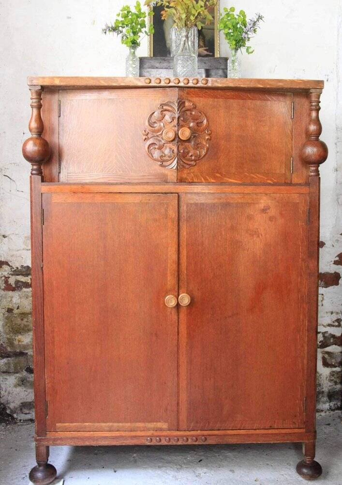 Placard ancien en chêne sculpté marron, fin XIXe, panneaux décoratifs et montants tournés