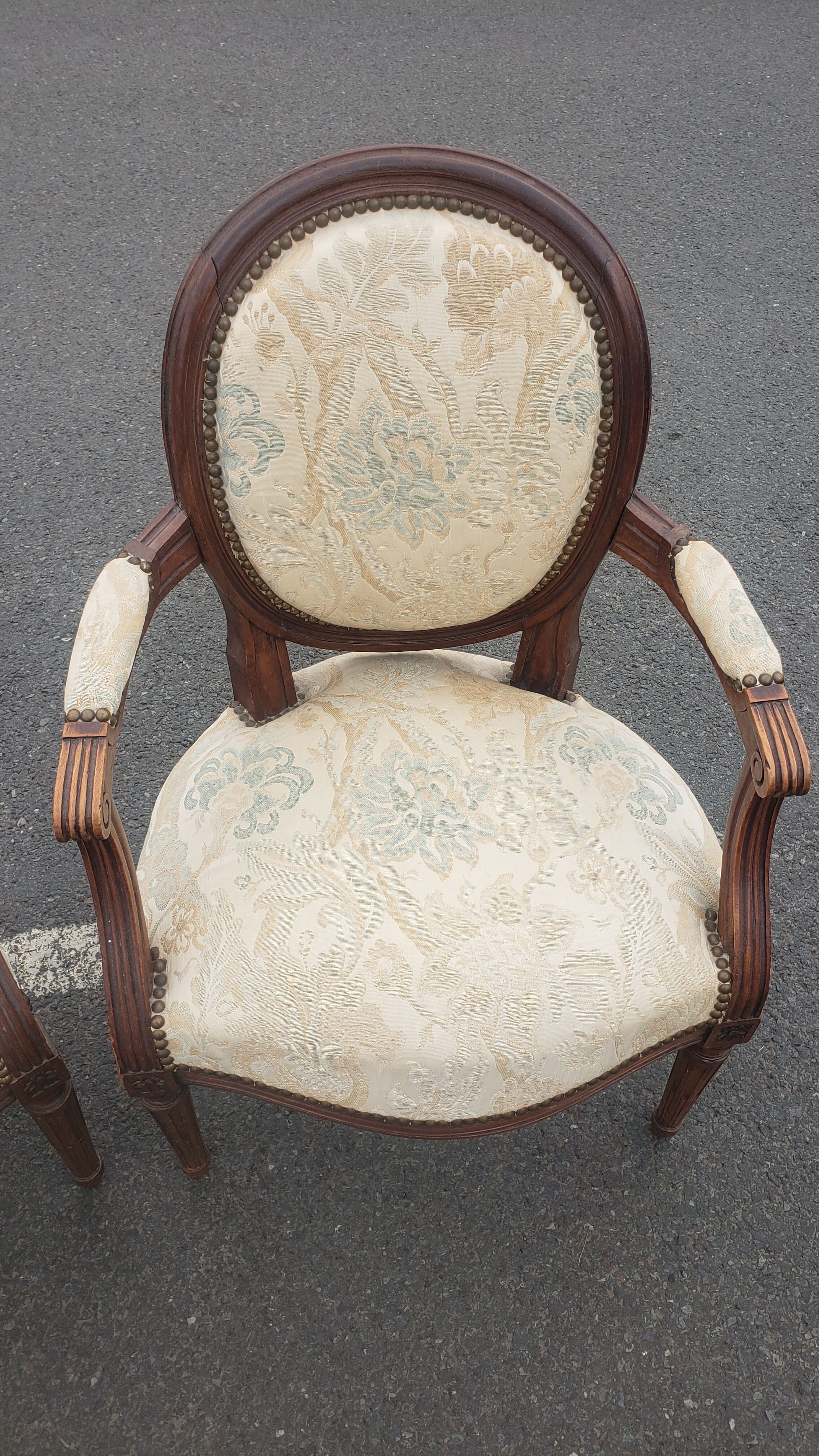Pair of medaillon armchairs