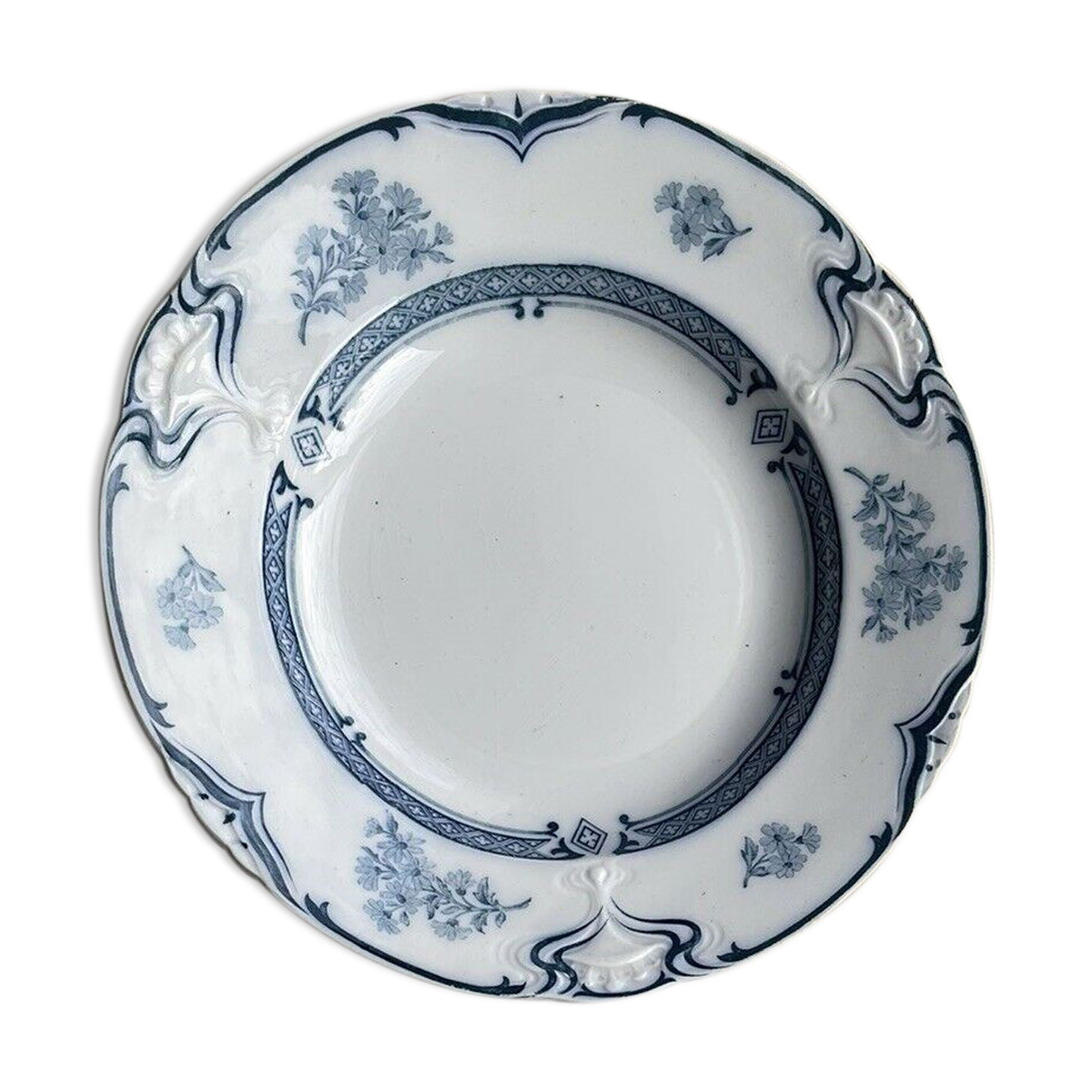 Plate hollow earth of iron Saint Amand model Manon art nouveau