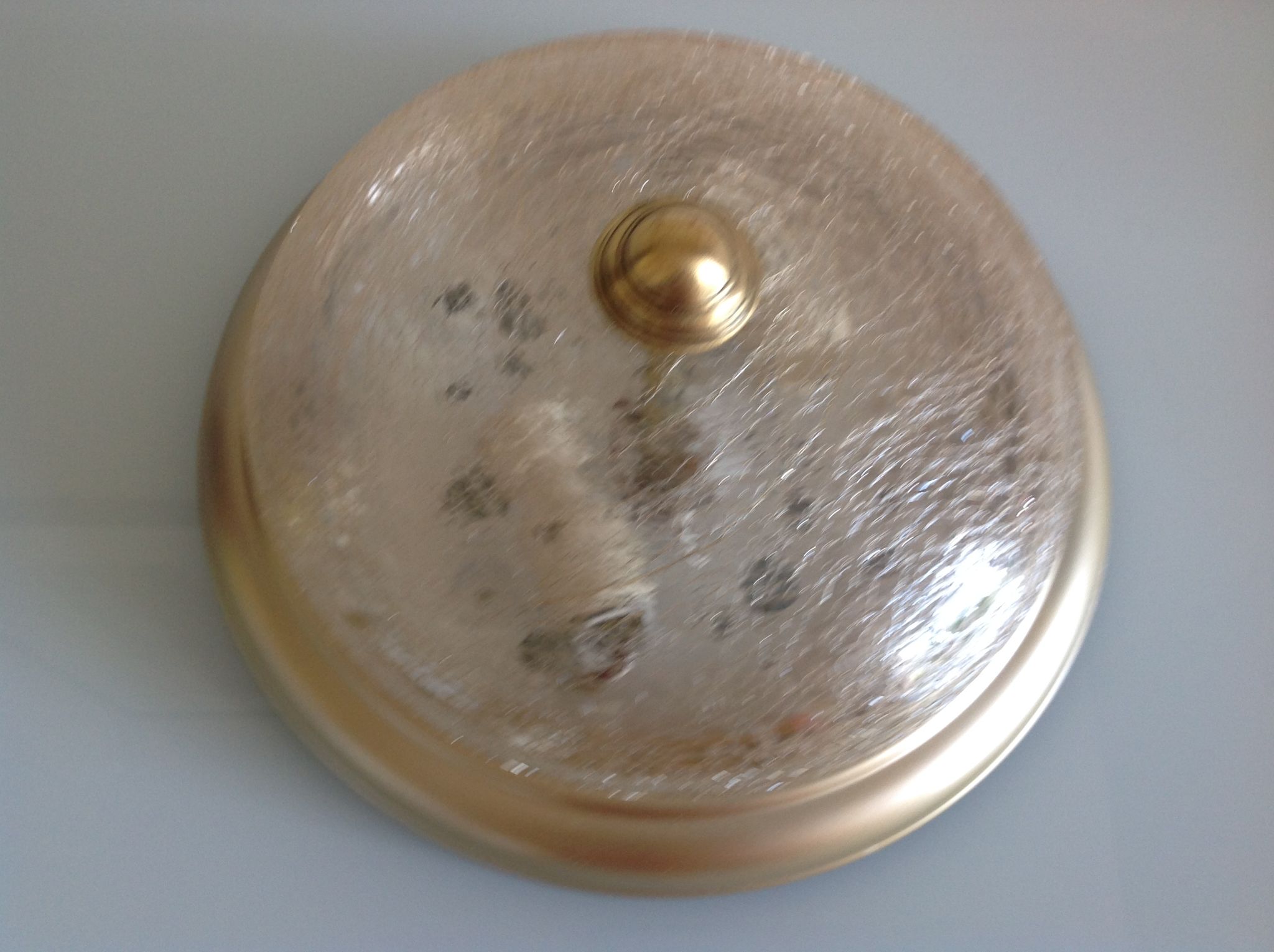 Round ceiling light in gold metal and amber cracked glass 70/80