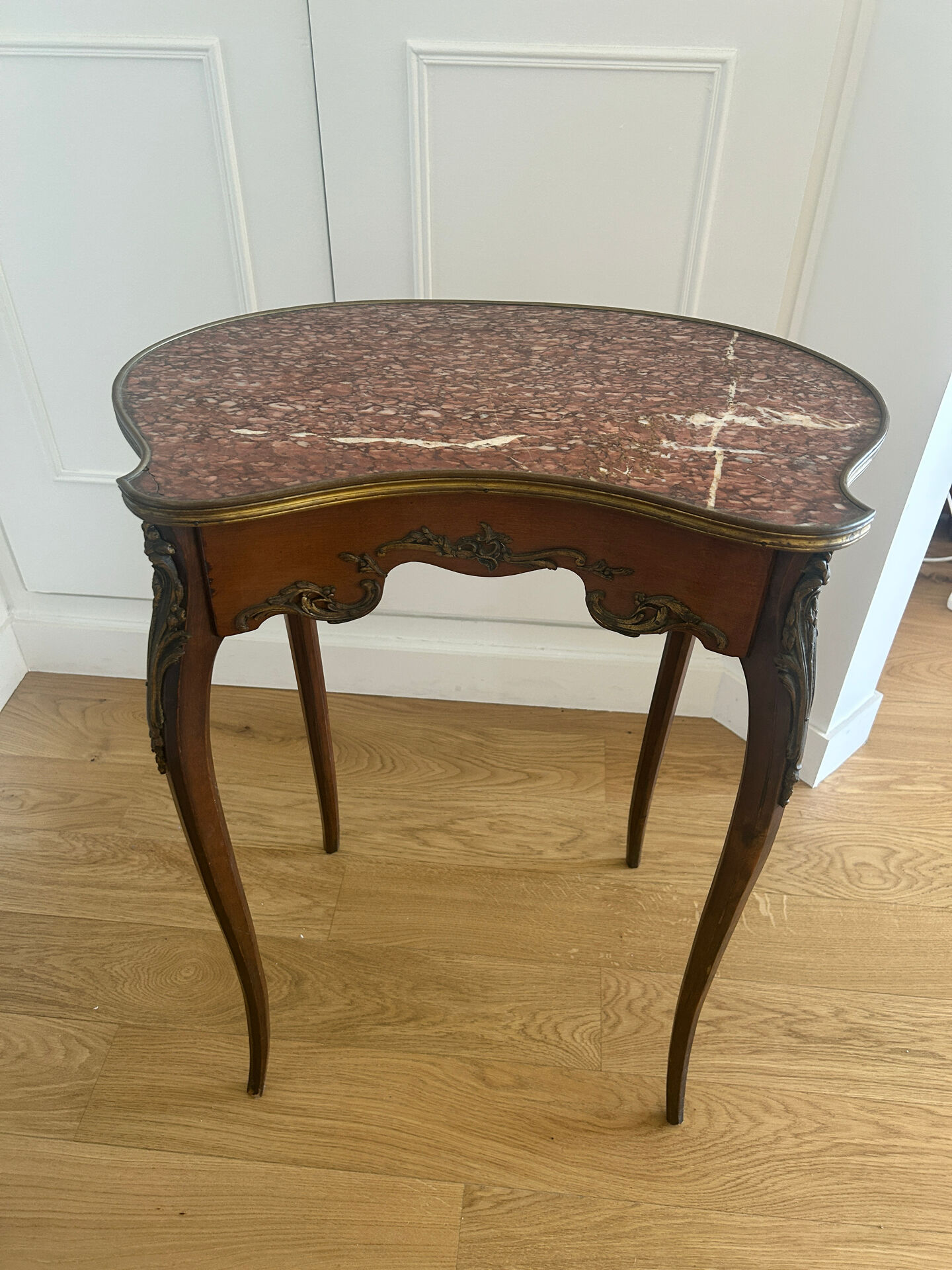 Kidney-shaped guéridon table in Louis XV style.
