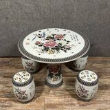 Asie XXeme : table et 4 tabourets en porcelaine peinte a décors de fleurs et calligraphie