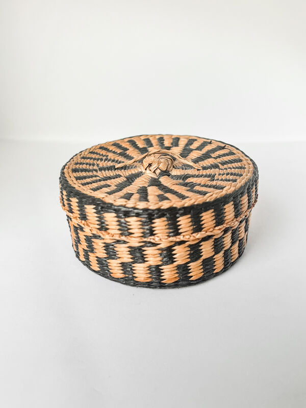 Boîte « Agaseke »du Rwanda , vannerie d'Art Royale et Symbolique