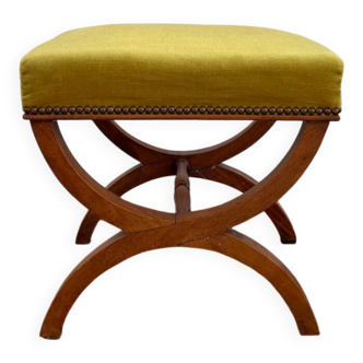 Tabouret curule ancien — noyer, tissu chartreuse, clous laiton