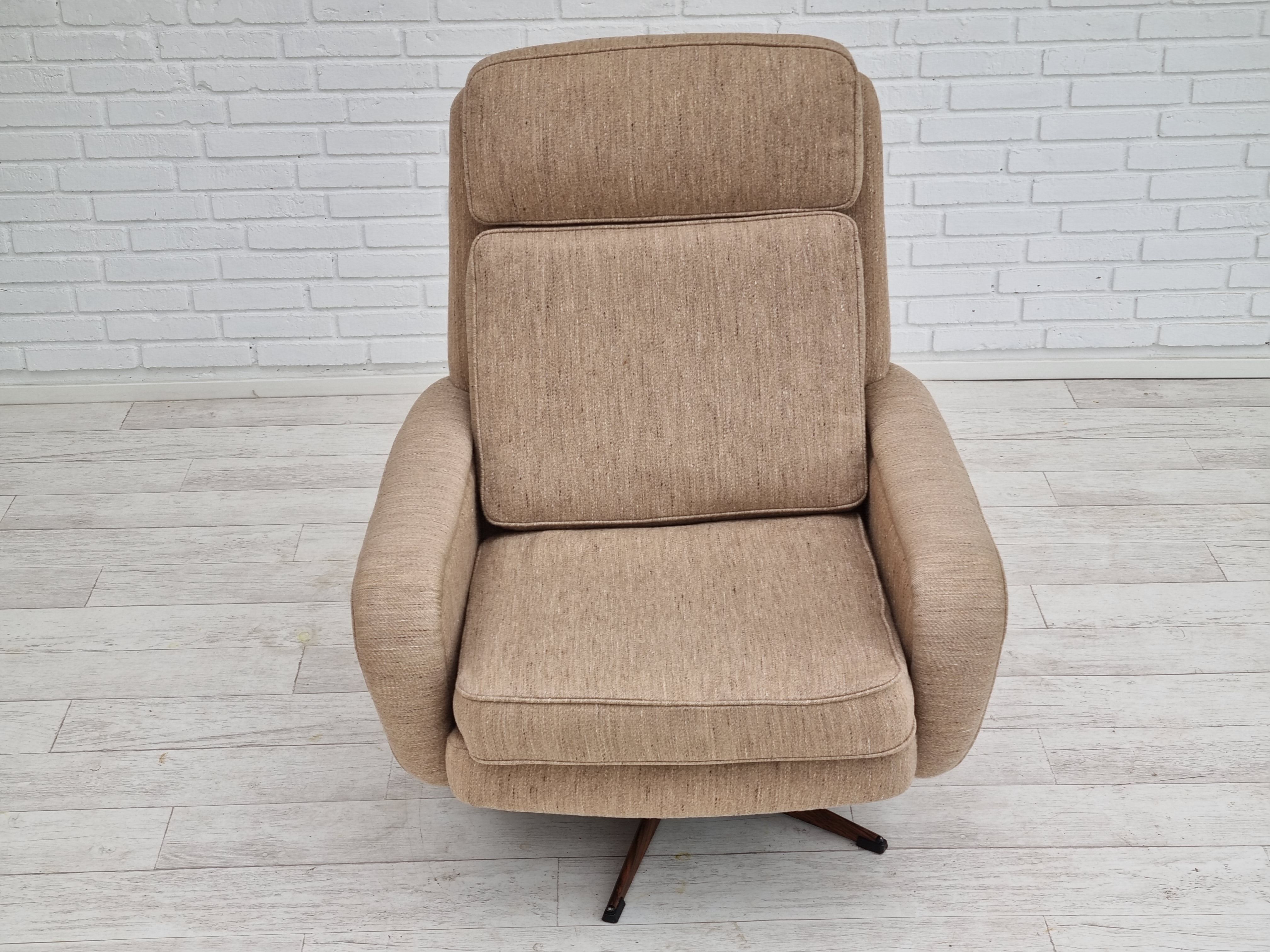 Fauteuil pivotant et son repose-pieds, laine