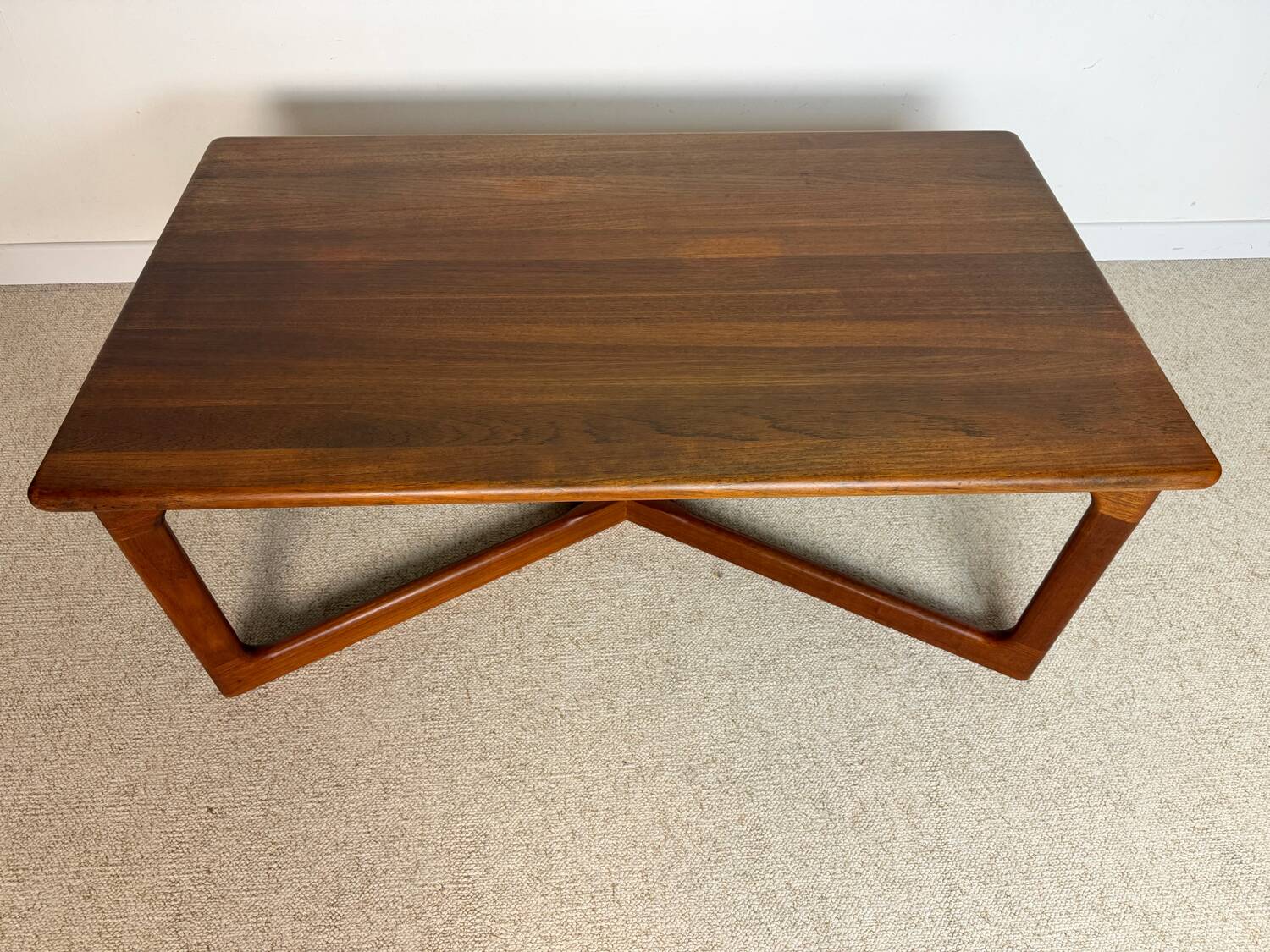 Scandinavian coffee table Dyrlund – Denmark – crossed legs