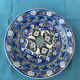 Assiette de collection artisanal, en céramique émaillée avec émaux, signe par Adiguzel Gini, Turquie
