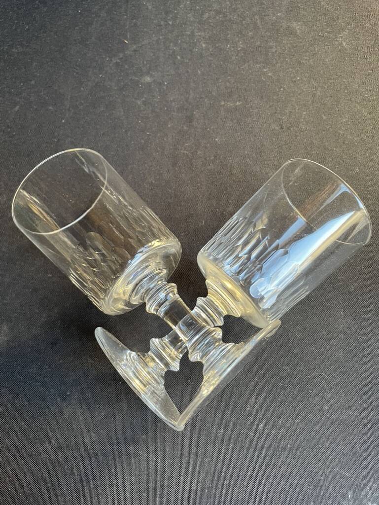 6 wine glasses – light cut crystal