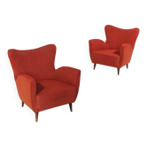 Une paire de fauteuils rouges avec des pieds en forme de cône, années 1950.