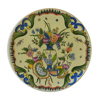Decorative plate in earthenware with Rouen decoration.   Diameter: 25.5 centimetres Height: 3 centimetres