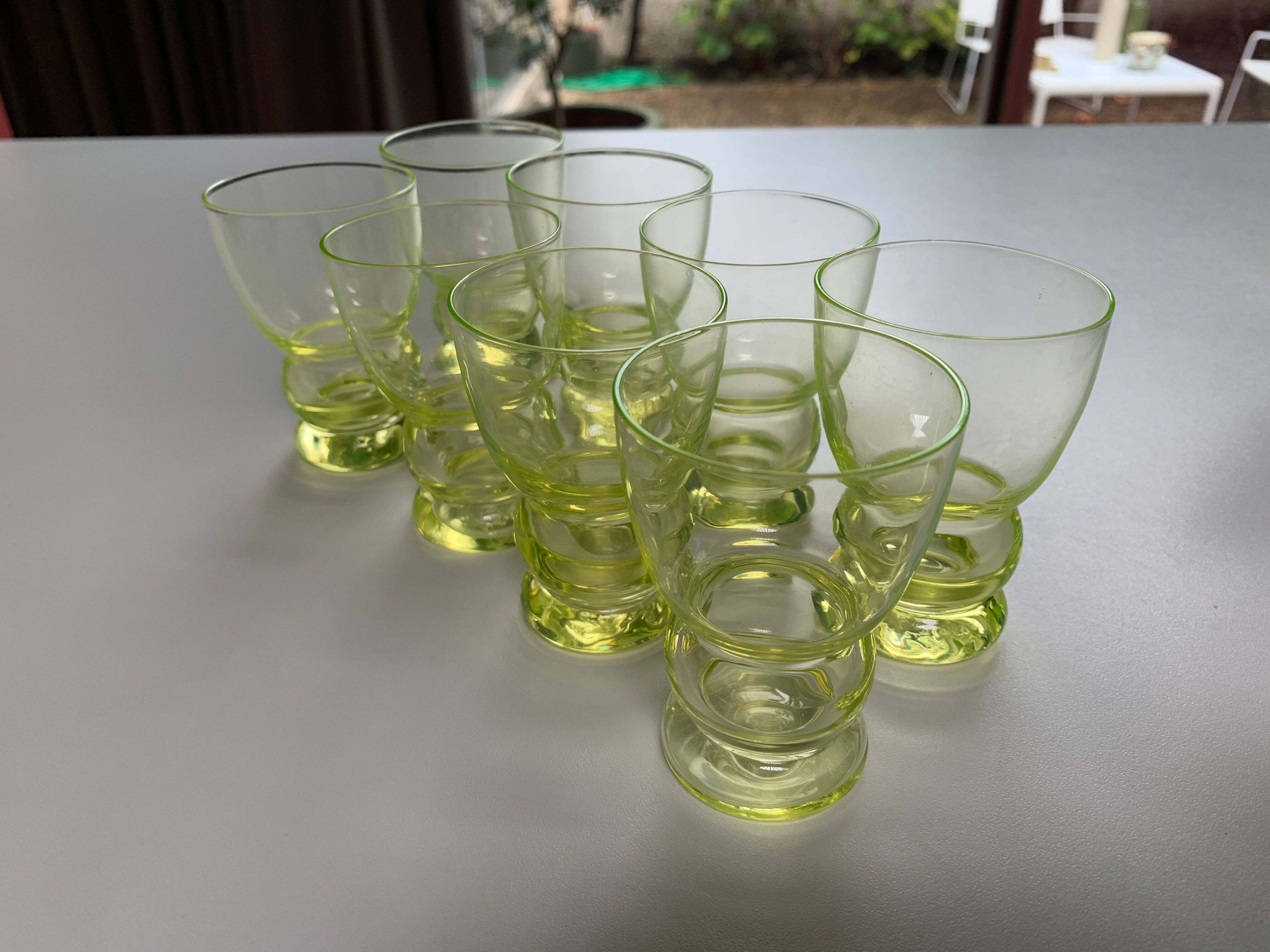 Verres à liqueur jaune fluo