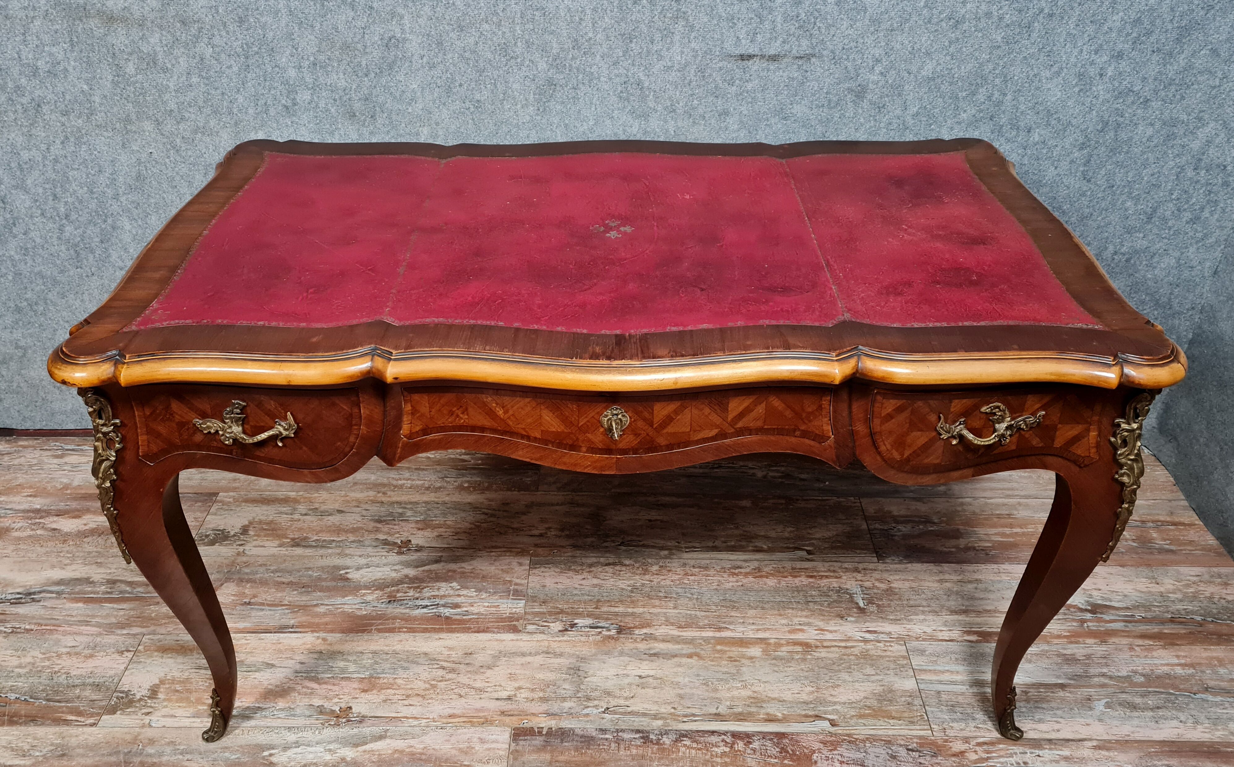 Bureau plat Louis XV a double face en marquèterie de bois précieux