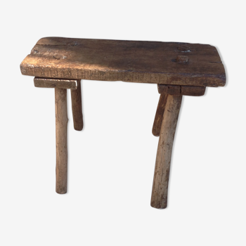 Tabouret de traite brutaliste en bois massif