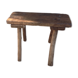 Tabouret de traite brutaliste en bois massif