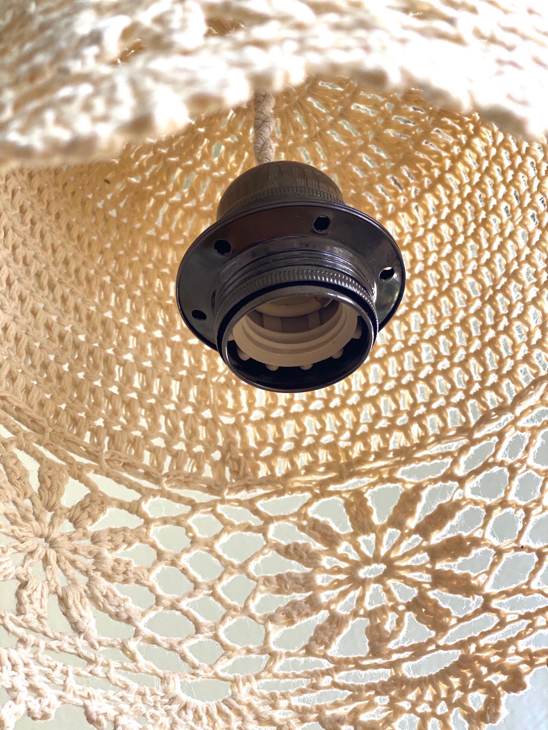 Beige crochet suspension