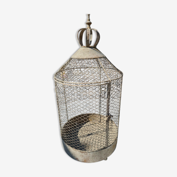 Cage à oiseaux en fer avec une couronne