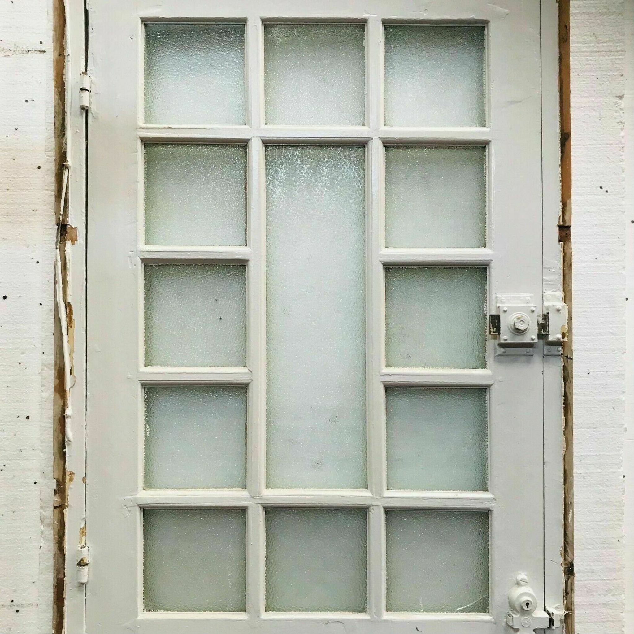 Porte de service à petits carreaux et imposte vitrée XX siècle