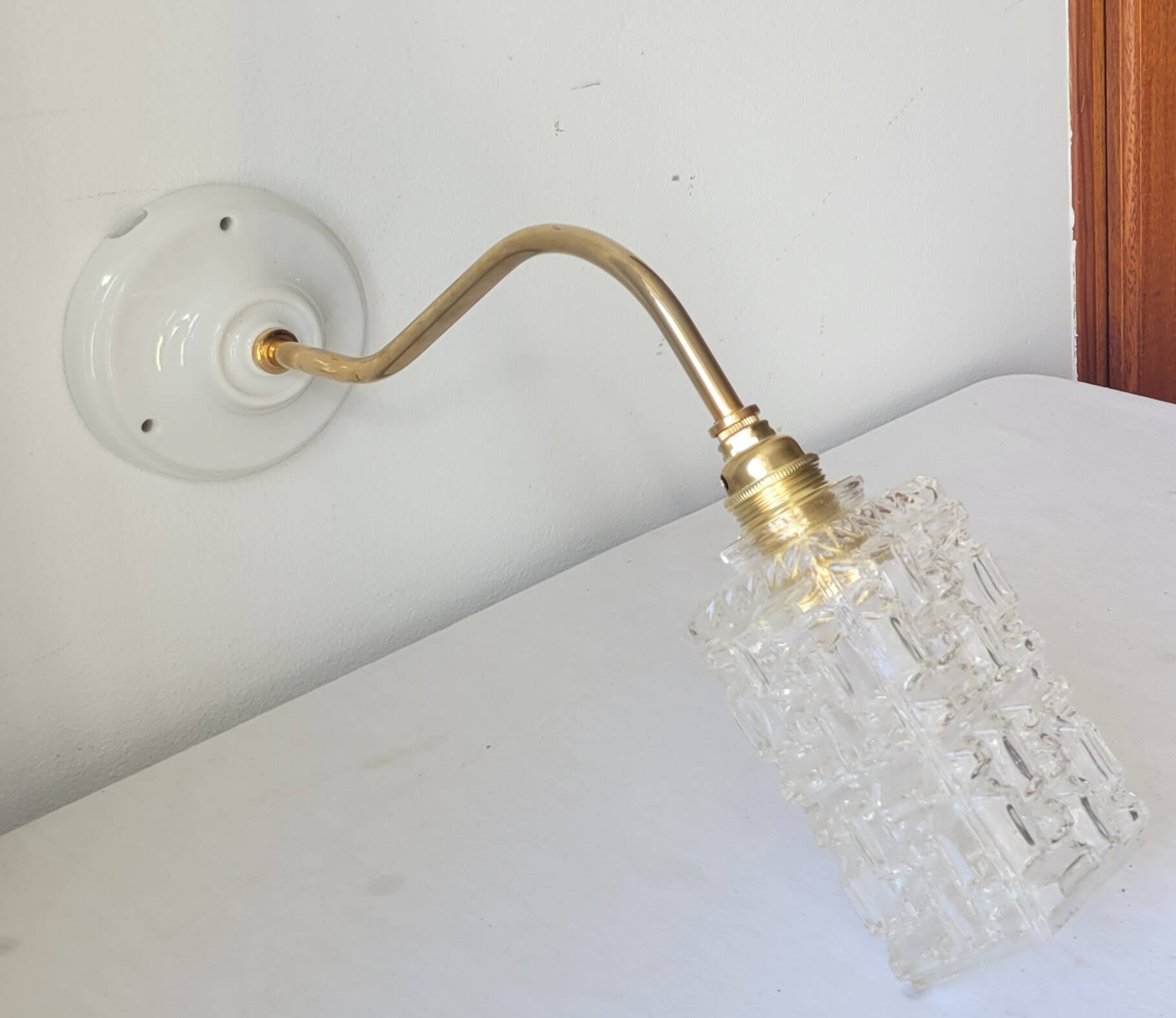 Wall lamp in glass, brass and porcelain