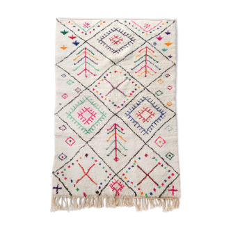 Tapis berbère marocain Azilal écru à losanges noirs et motifs colorés 248x147cm