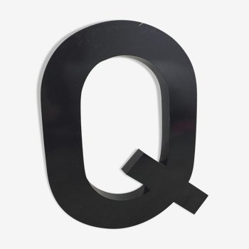 Metal sign letter q