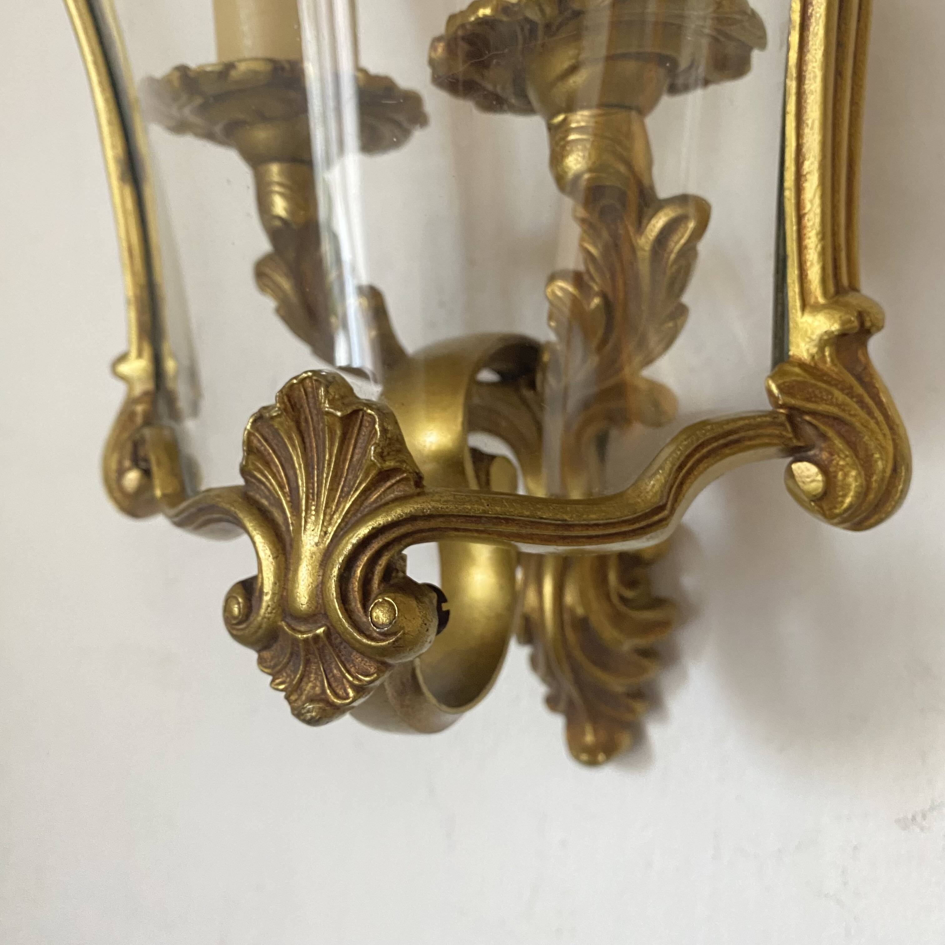 Wall lamp in Louis XV style in brass, shell decoration.