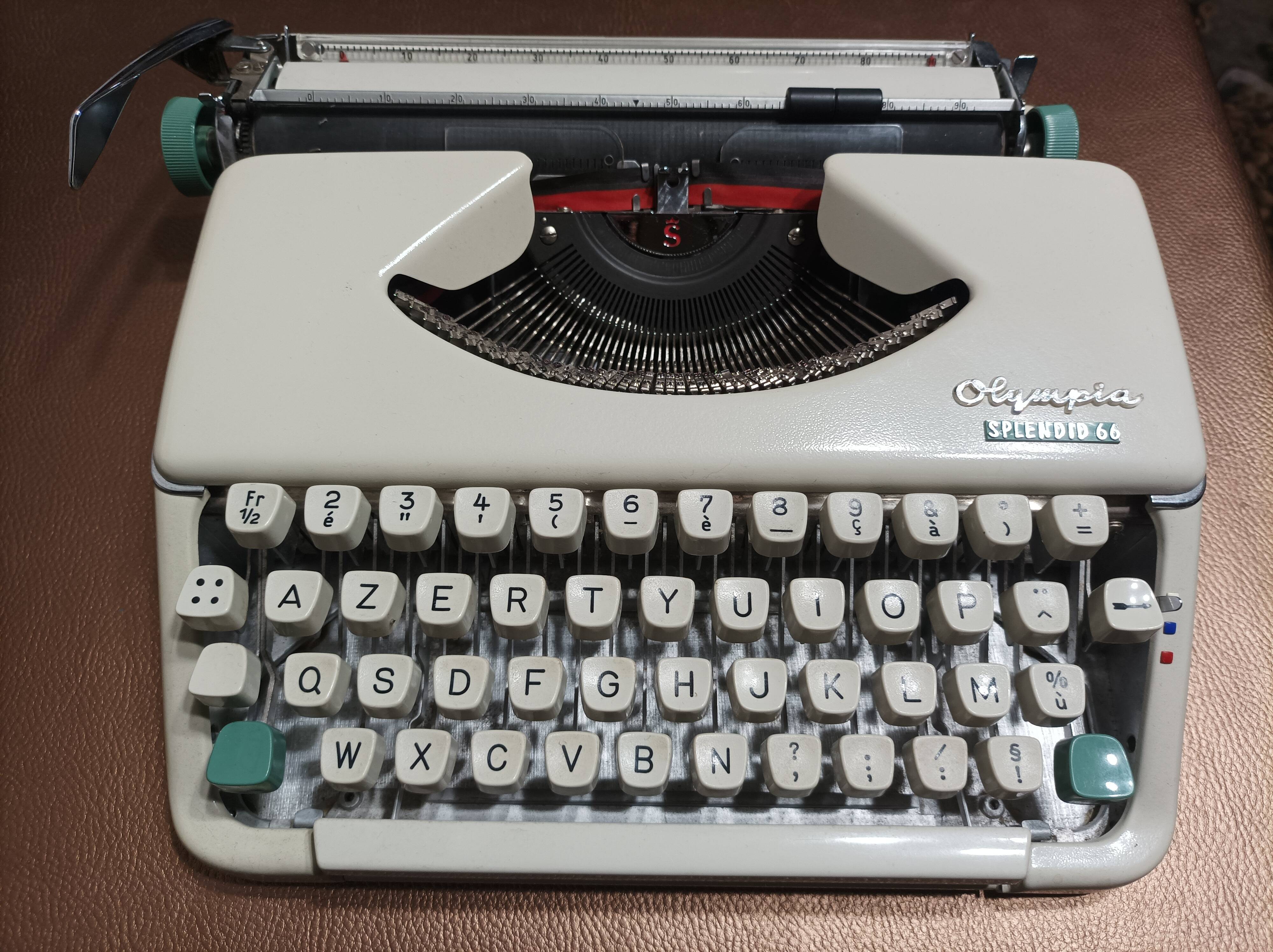 Vintage Olympia Splendid 66 machine + bag + manual