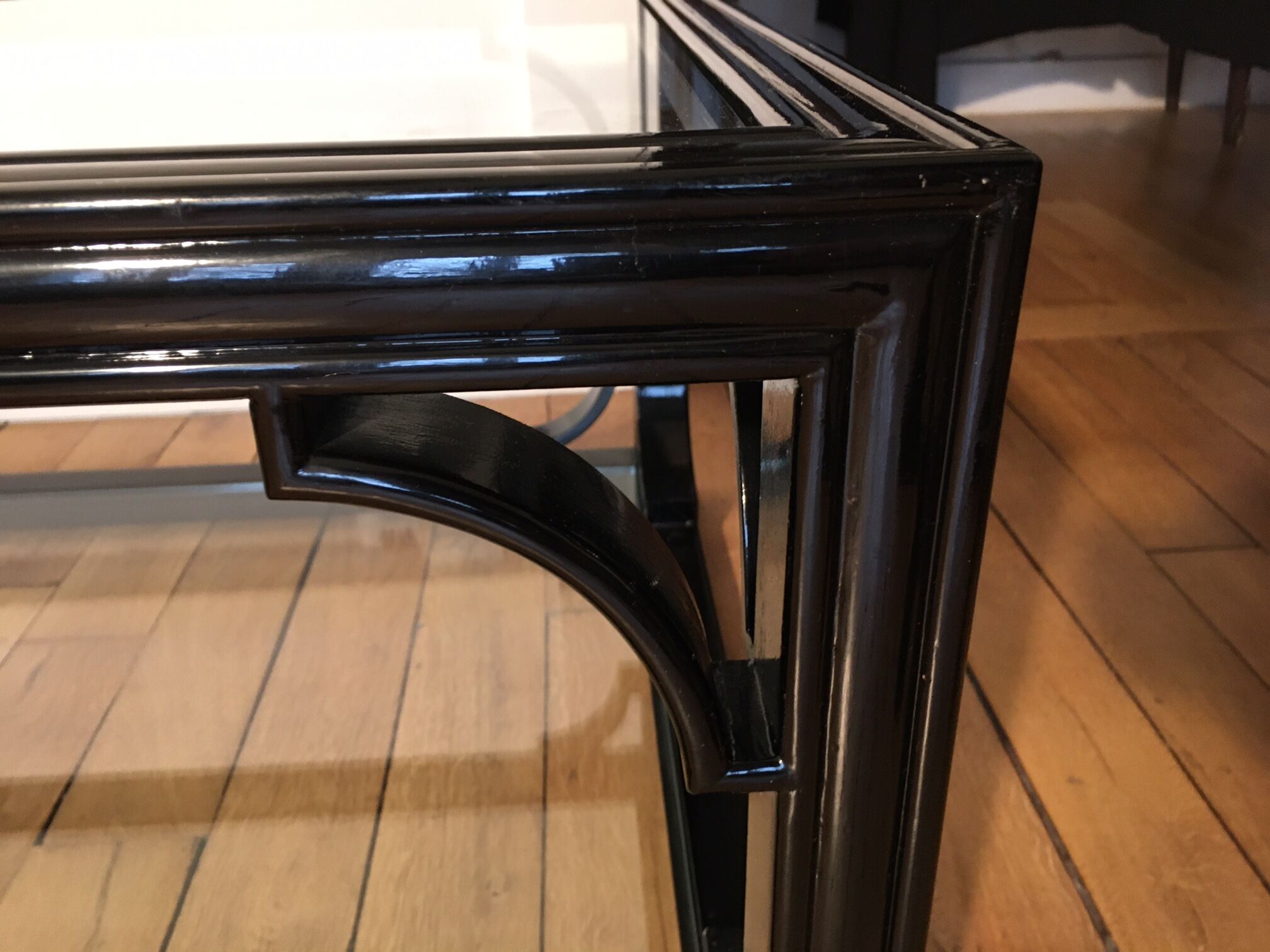 Table basse moderne d'inspiration industrielle