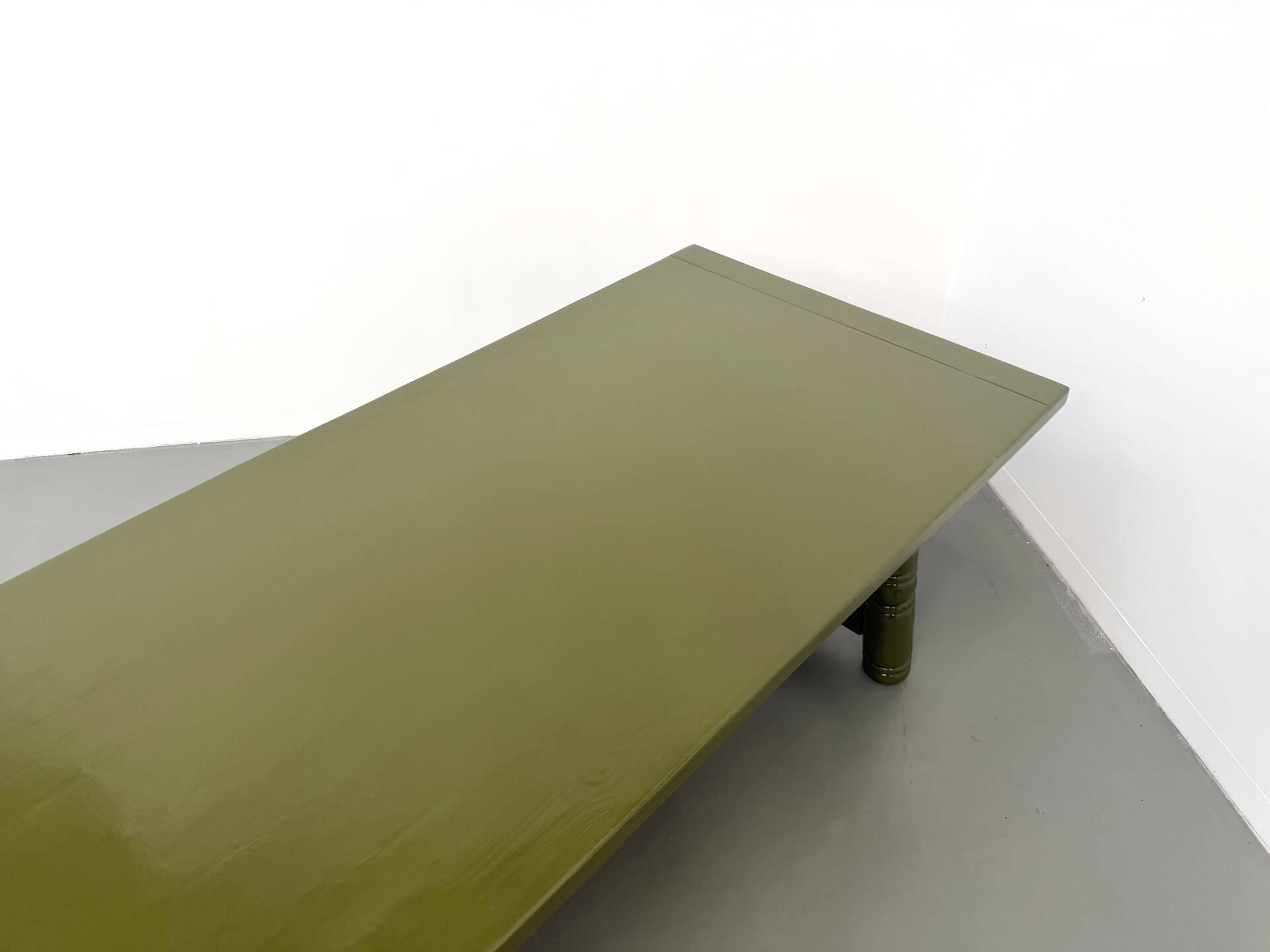 Glossy olive green lacquered dining table — DLG Georges Robert, Circa 1970