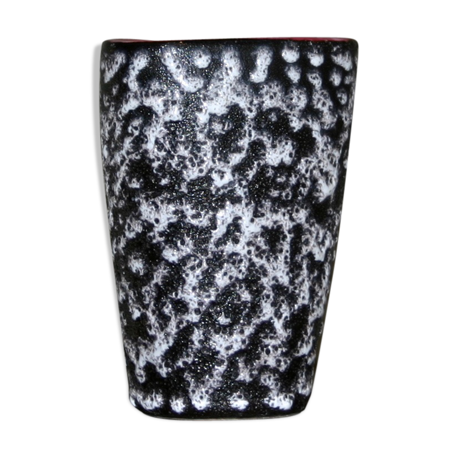Ceramic vase with granite effect and pink background