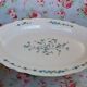 Plat oval Arcopal veronica myosotis fleurs bleues opaline vintage retro