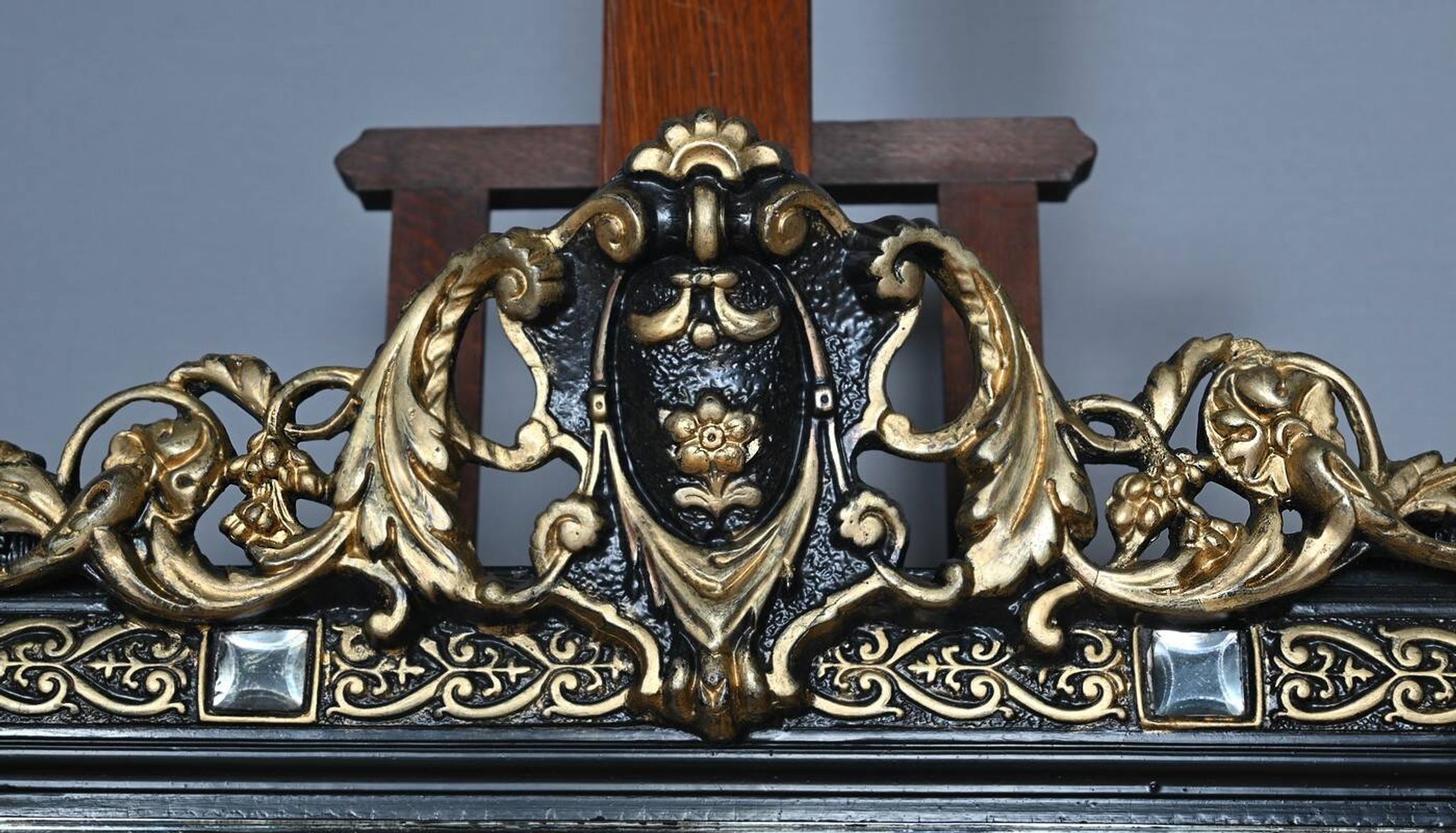 Important Mirror with Pediment, Napoleonic III period – 2nd half of the 19th century