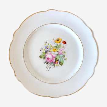 Assiette en porcelaine fine vintage au bord ourlé et avec des lisérés d'or, décor bouquet champêtre