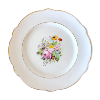 Assiette en porcelaine fine vintage au bord ourlé et avec des lisérés d'or, décor bouquet champêtre