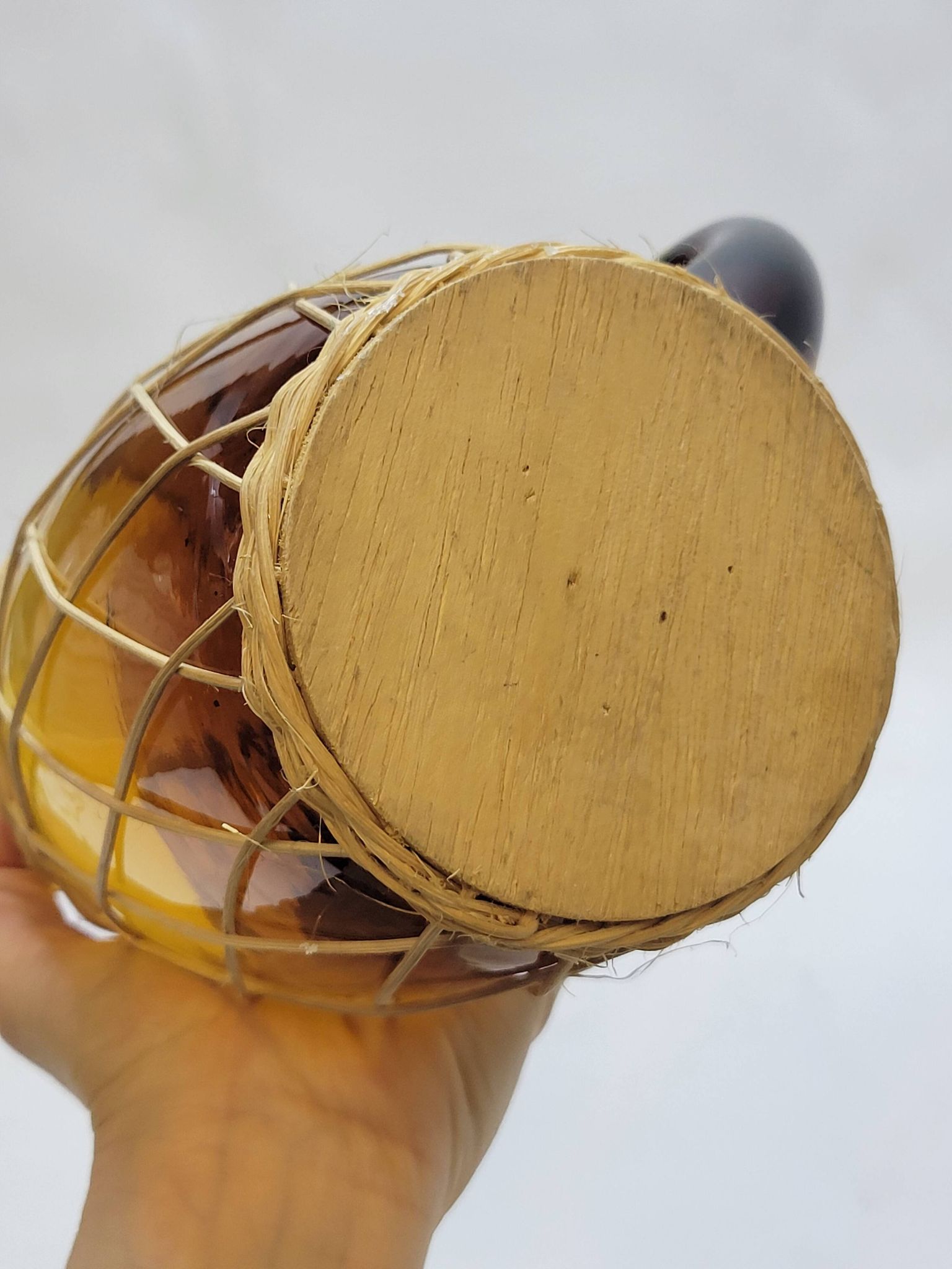 Service à orangeade vintage en verre soufflé ambré et osier