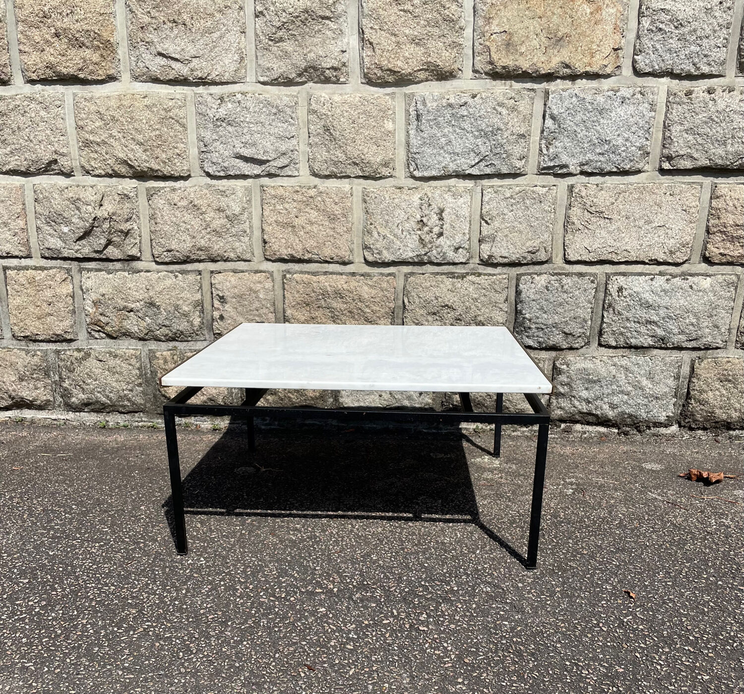 Table basse vintage en marbre blanc avec contour sur 2 côtés en laiton doré.