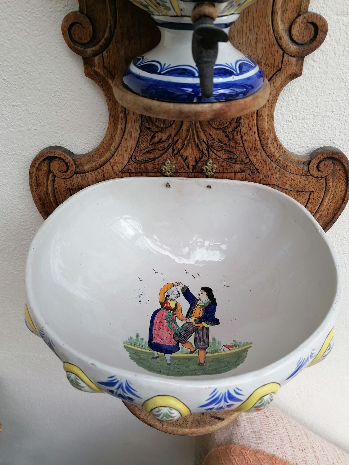 Wall fountain in Quimper earthenware