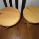 Tabouret modèle « Suzy » design Adrian Reed, bois massif