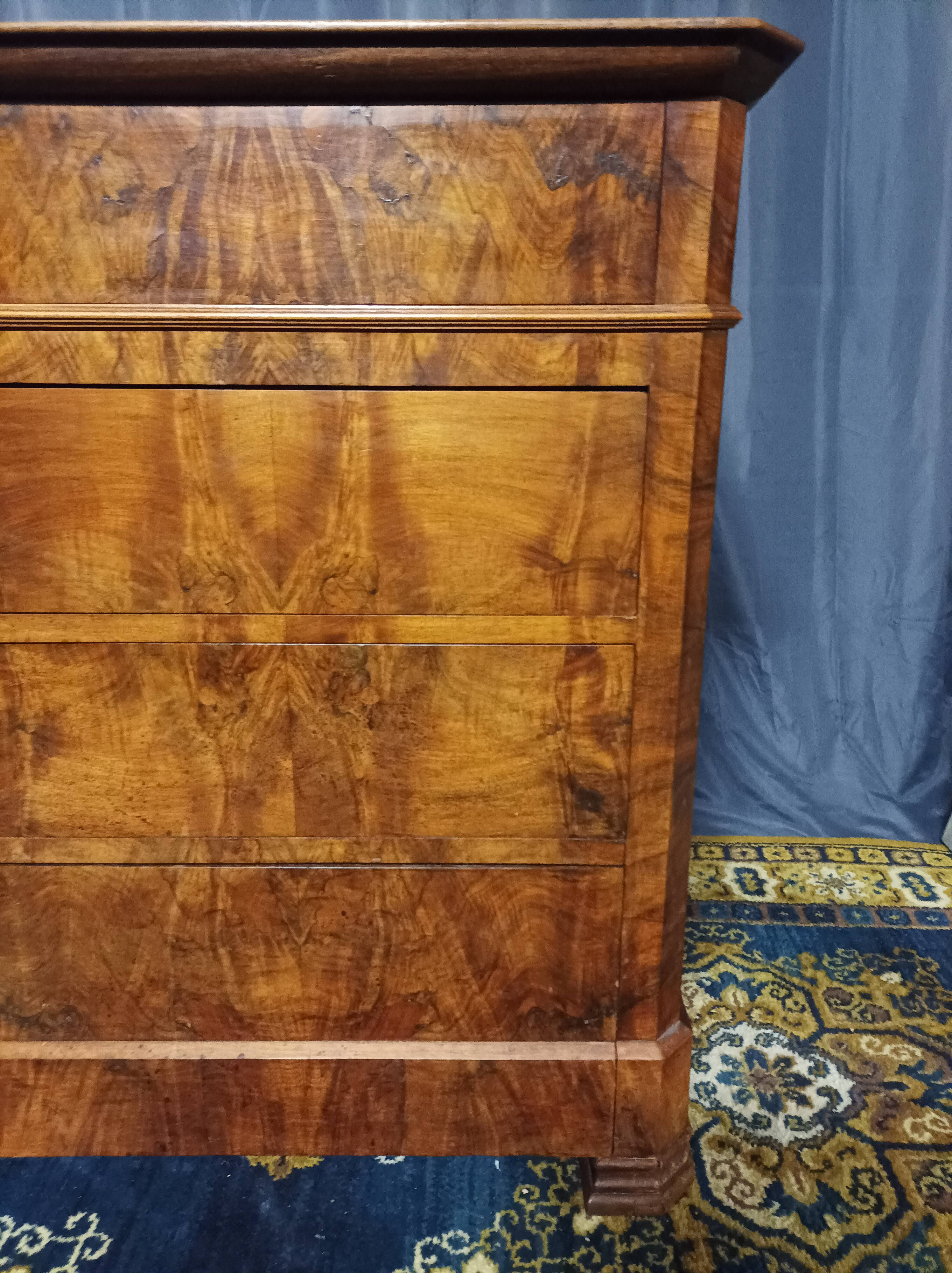 Commode Louis Philippe en ronce de noyer XIXème