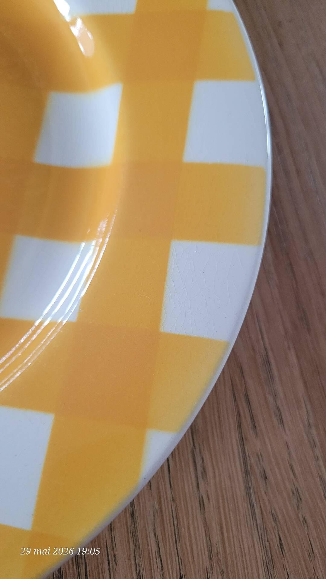 Une assiette plate Sarreguemines jaune et blanc