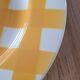 Une assiette plate Sarreguemines jaune et blanc