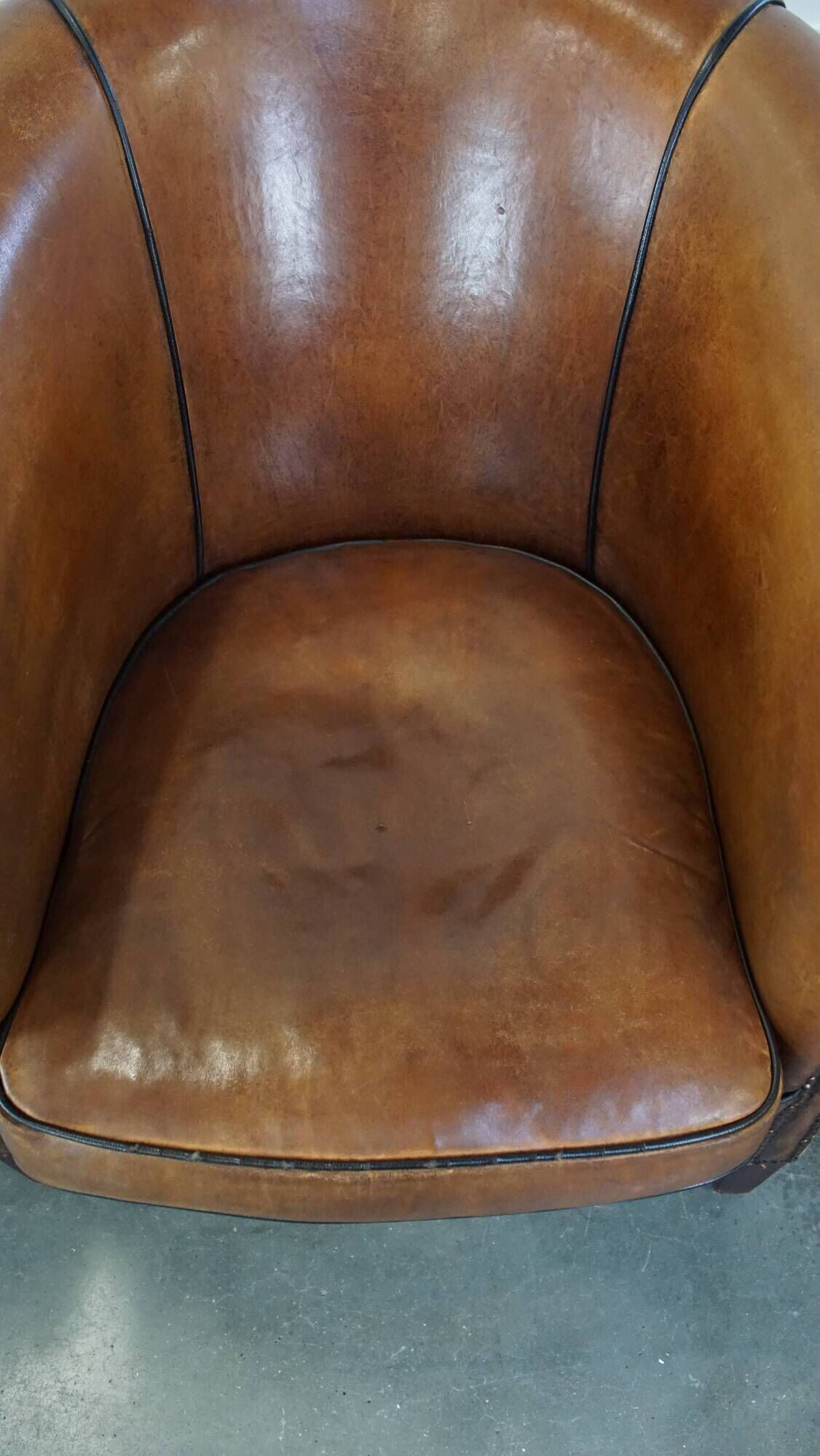 Set of 2 club armchairs in sheepskin leather with black piping