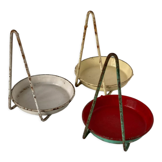 Trois petits porte-pots de fleurs en fer laqué vers 1950