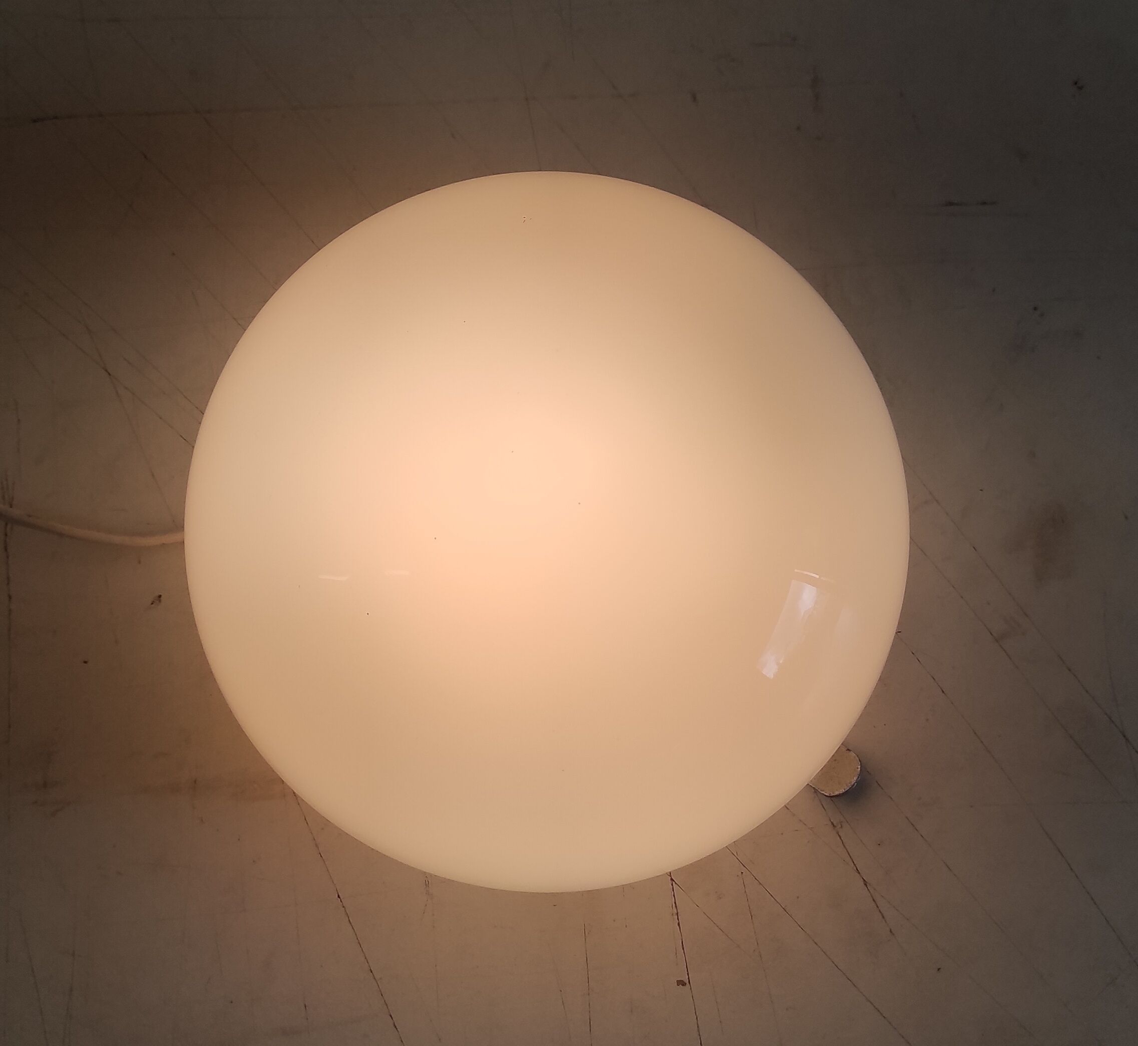 Plafonnier, applique globe opaline - mid. XXeme