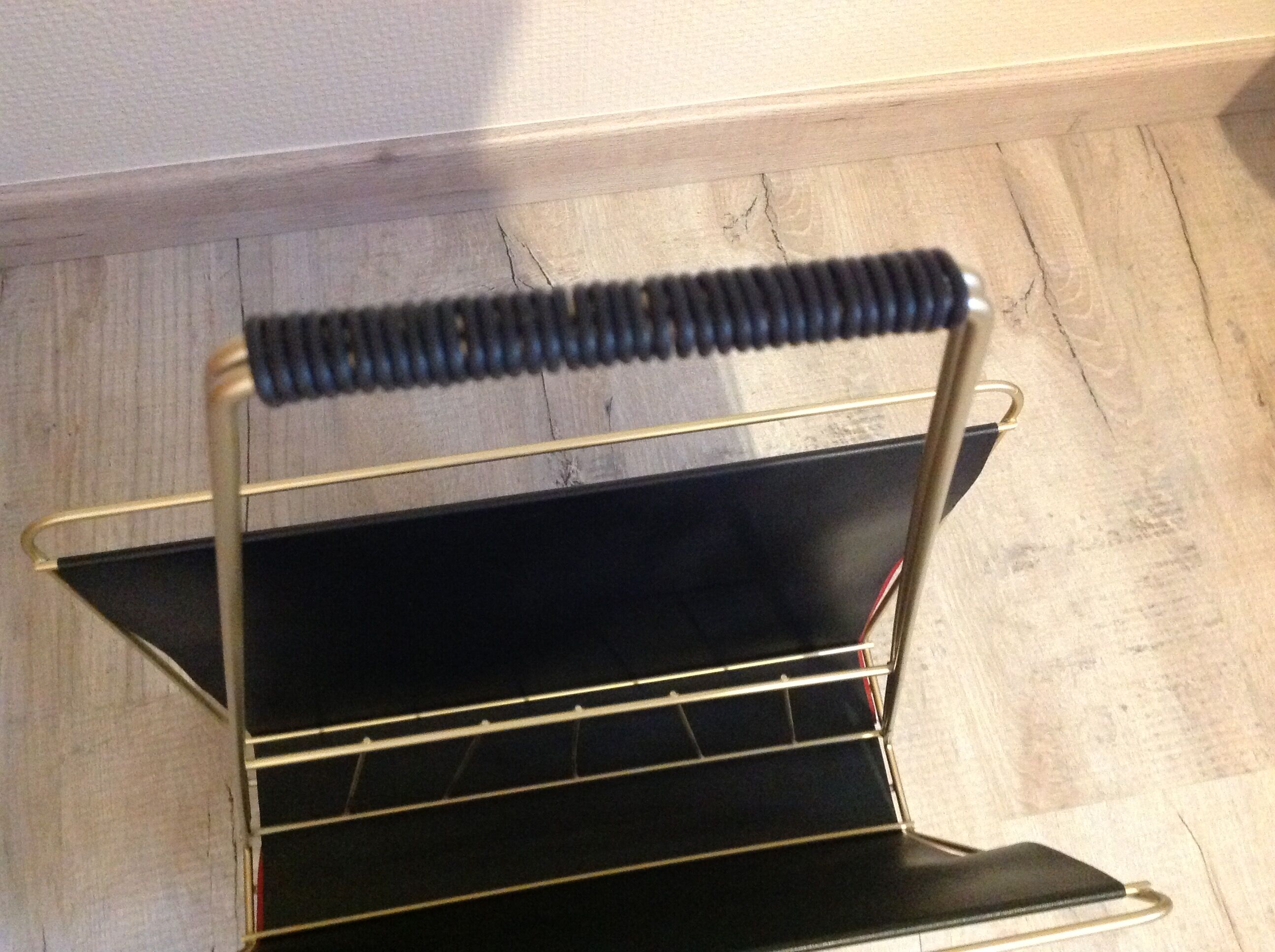 Magazine holder in gold metal and black / vintage dressing 60s-70s