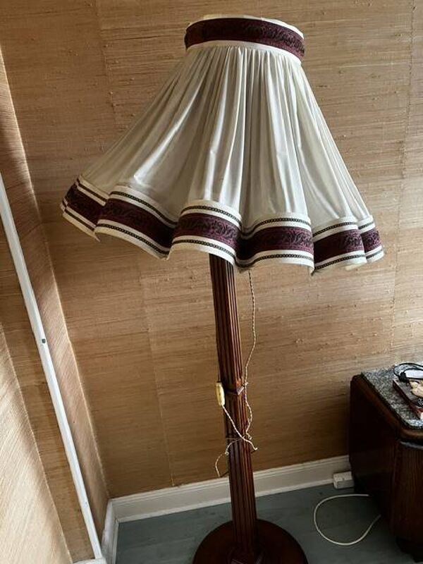 Lampadaire en acajou avec son abat jour plissé